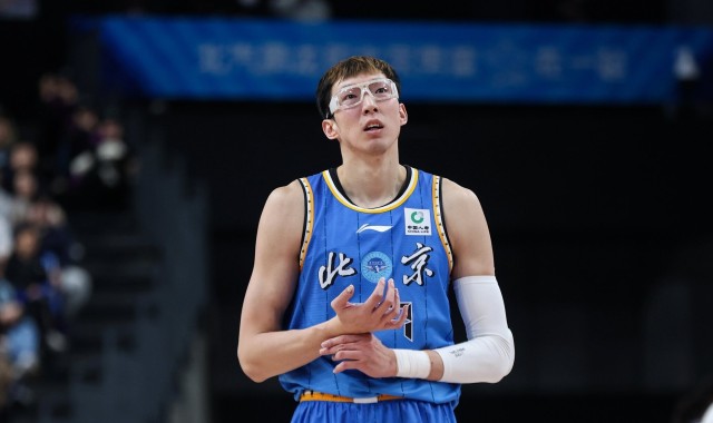 开云体育APP下载-直播吧：周琦眼伤还需要观察 但伤情比去年要轻