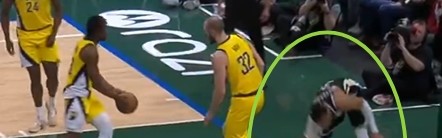 开云体育官网-崴脚+膝盖过度伸展？字母哥扣篮落地失衡 捂着左腿缺战末节