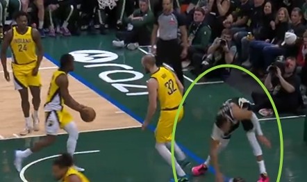 开云体育官网-崴脚+膝盖过度伸展？字母哥扣篮落地失衡 捂着左腿缺战末节